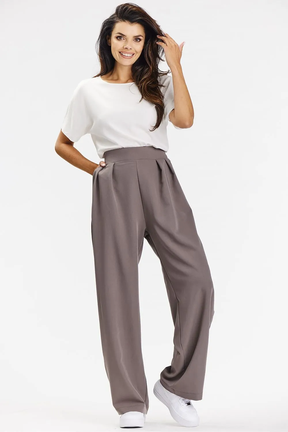 Elegant trousers with wide fabric legs